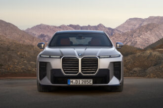Yeni BMW i7 tamamen elektrikli lüks sedan dış tasarım ve Theatre Screen detayları.