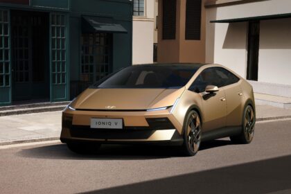 Hyundai IONIQ V elektrikli araç dış tasarımı ve 27 inç 4K dijital kokpit.