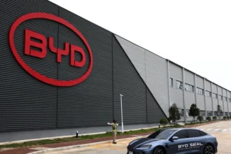 BYD’nin pil üreticisinden dünya liderliğine uzanan üretim hattı ve teknik karşılaştırma tablosu.