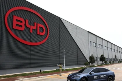 BYD’nin pil üreticisinden dünya liderliğine uzanan üretim hattı ve teknik karşılaştırma tablosu.