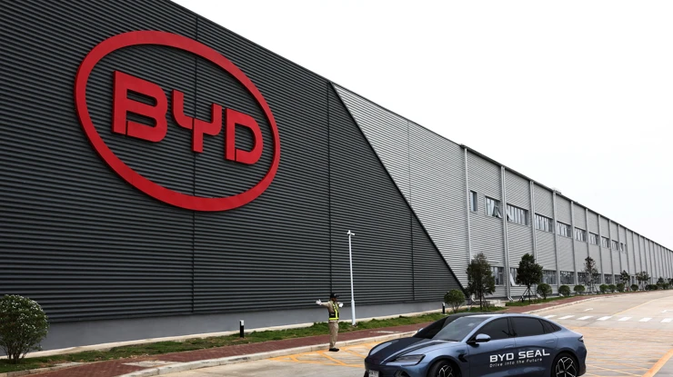 BYD’nin pil üreticisinden dünya liderliğine uzanan üretim hattı ve teknik karşılaştırma tablosu.
