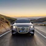 2026 Elektrikli Mercedes C-Serisi Gümüş Renk Dış Tasarım ve Farlar