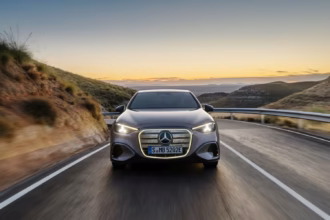 2026 Elektrikli Mercedes C-Serisi Gümüş Renk Dış Tasarım ve Farlar