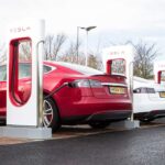 Tesla Supercharger sanal sıra sistemi mobil uygulama arayüzü ve istasyon yönetim ekranı.