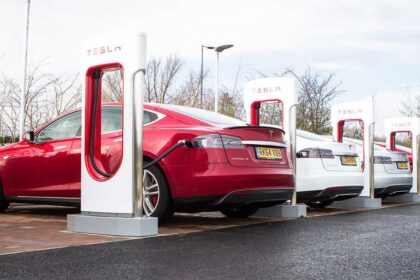 Tesla Supercharger sanal sıra sistemi mobil uygulama arayüzü ve istasyon yönetim ekranı.