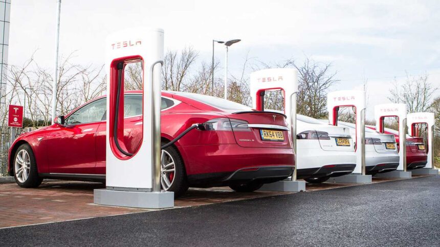 Tesla Supercharger sanal sıra sistemi mobil uygulama arayüzü ve istasyon yönetim ekranı.