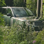 Range Rover Electric resmi takvimi kapsamında lansman öncesi test edilen tamamen elektrikli lüks SUV prototipi ve şarj vizyonu.