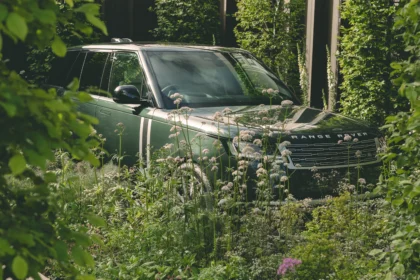 Range Rover Electric resmi takvimi kapsamında lansman öncesi test edilen tamamen elektrikli lüks SUV prototipi ve şarj vizyonu.