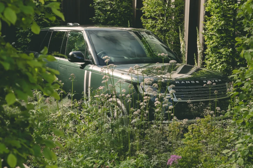 Range Rover Electric resmi takvimi kapsamında lansman öncesi test edilen tamamen elektrikli lüks SUV prototipi ve şarj vizyonu.