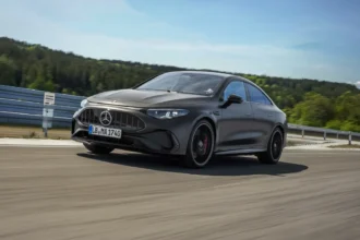 3 adet eksenel akılı motora ve 670 beygir güce sahip tamamen elektrikli yeni Mercedes-AMG CLA 45 4Matic+ performans sedanı.