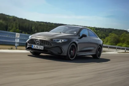 3 adet eksenel akılı motora ve 670 beygir güce sahip tamamen elektrikli yeni Mercedes-AMG CLA 45 4Matic+ performans sedanı.